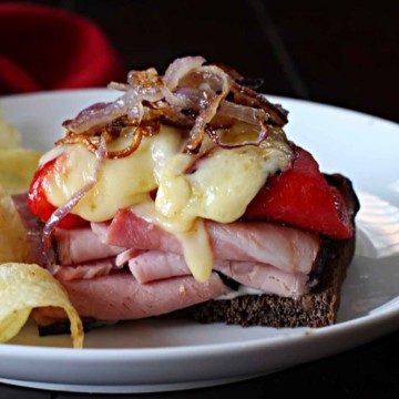 Ham and Manchego cheese sandwich with red bell peppers and caramelized onions