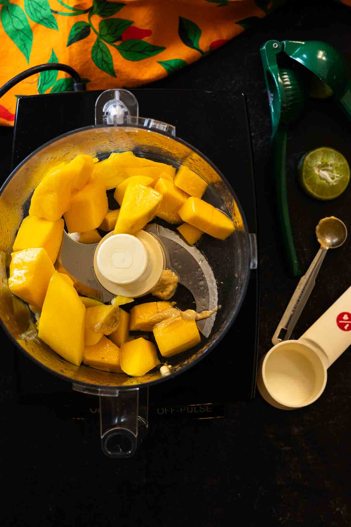 Step 2, using a food processor to puree mango to make mango dressing.