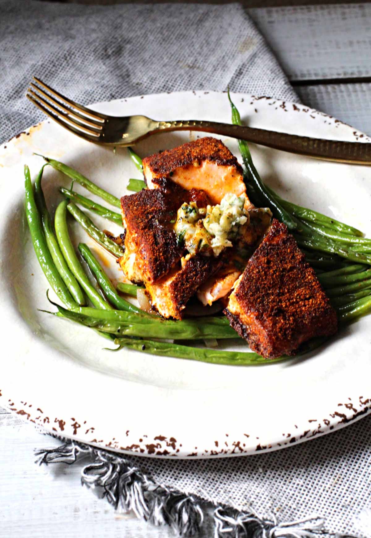 salmon rubbed with spices served over green beans