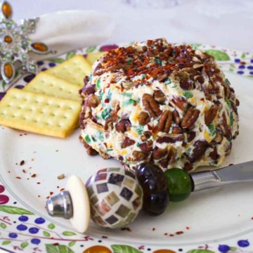 Bacon Jalapeno Cheese Ball served with crackers.