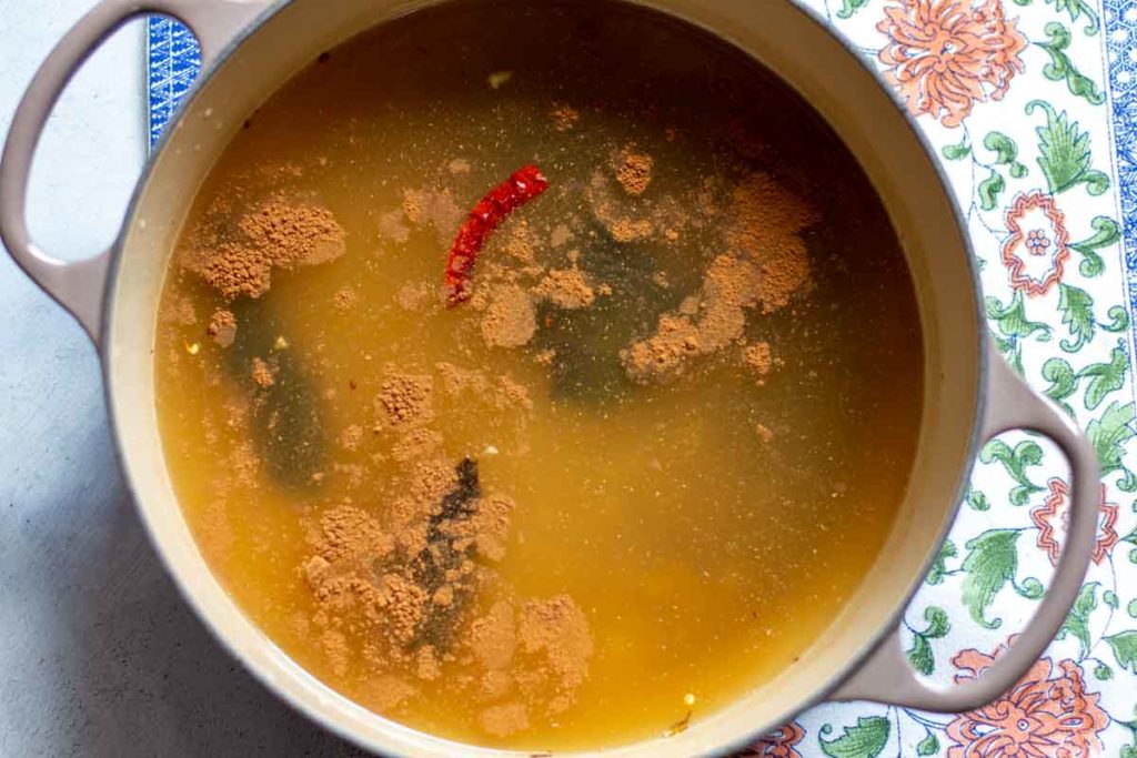 How to make broth for spicy paella.