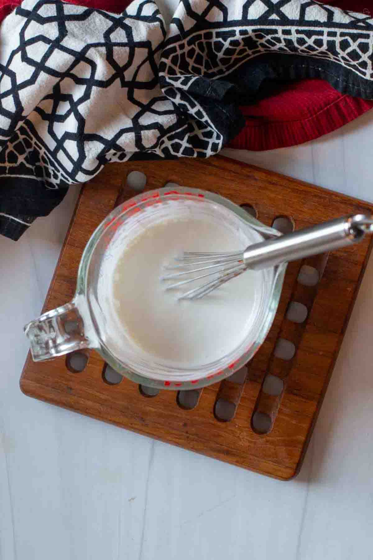 Sour cream sauce for sauerkraut soup.