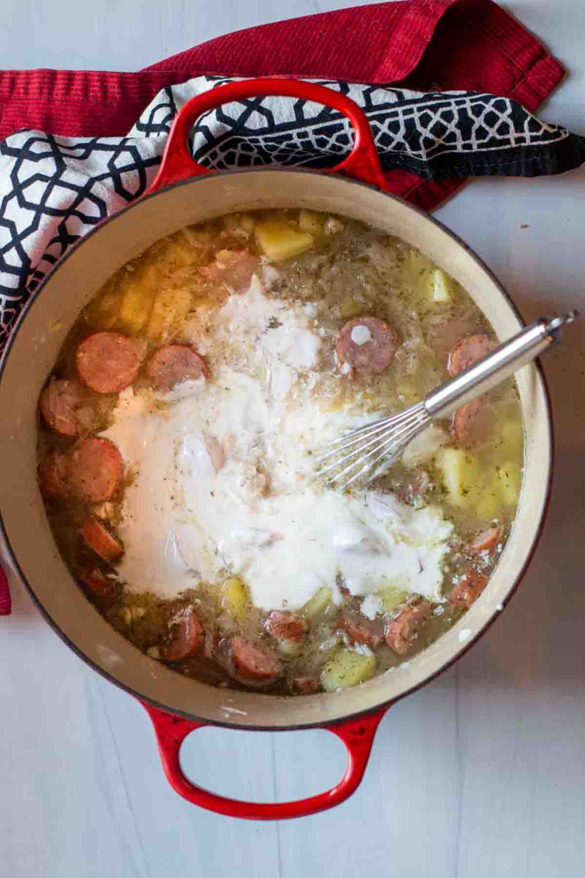Adding sour cream sauce to make sauerkraut soup creamy.