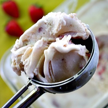 Homemade Strawberry Ice Cream