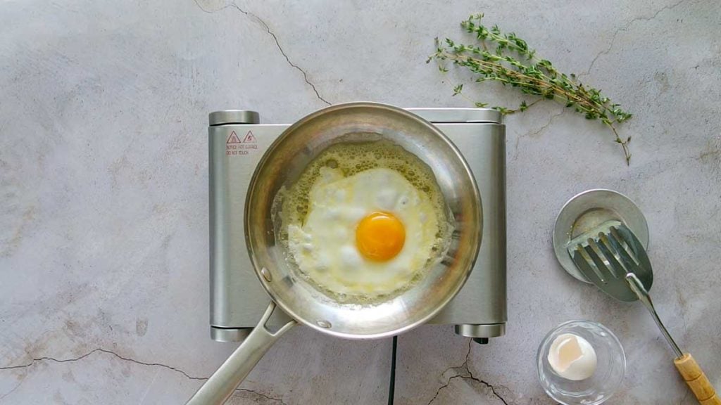 frying an egg stovetop