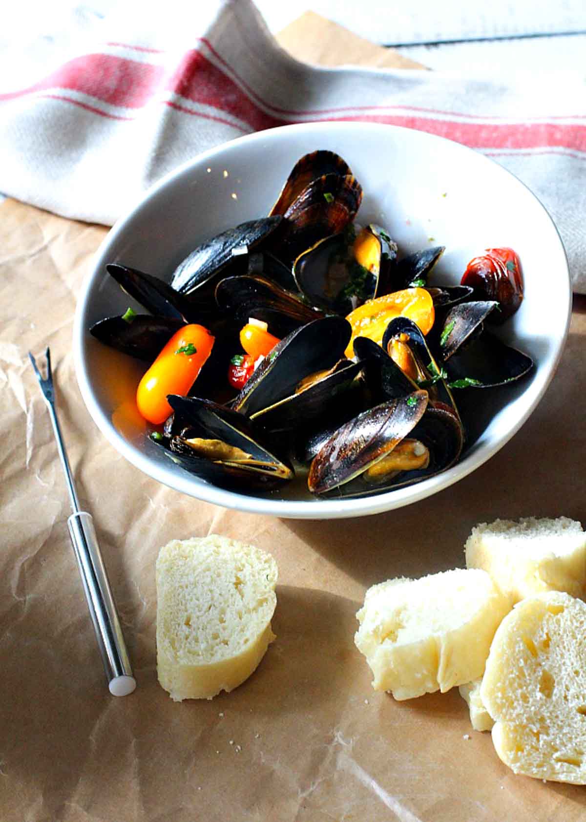 Steamed mussels in white wine pernod sauce served with French bread.