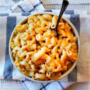 A bowl of chipotle mac and cheese with chicken.