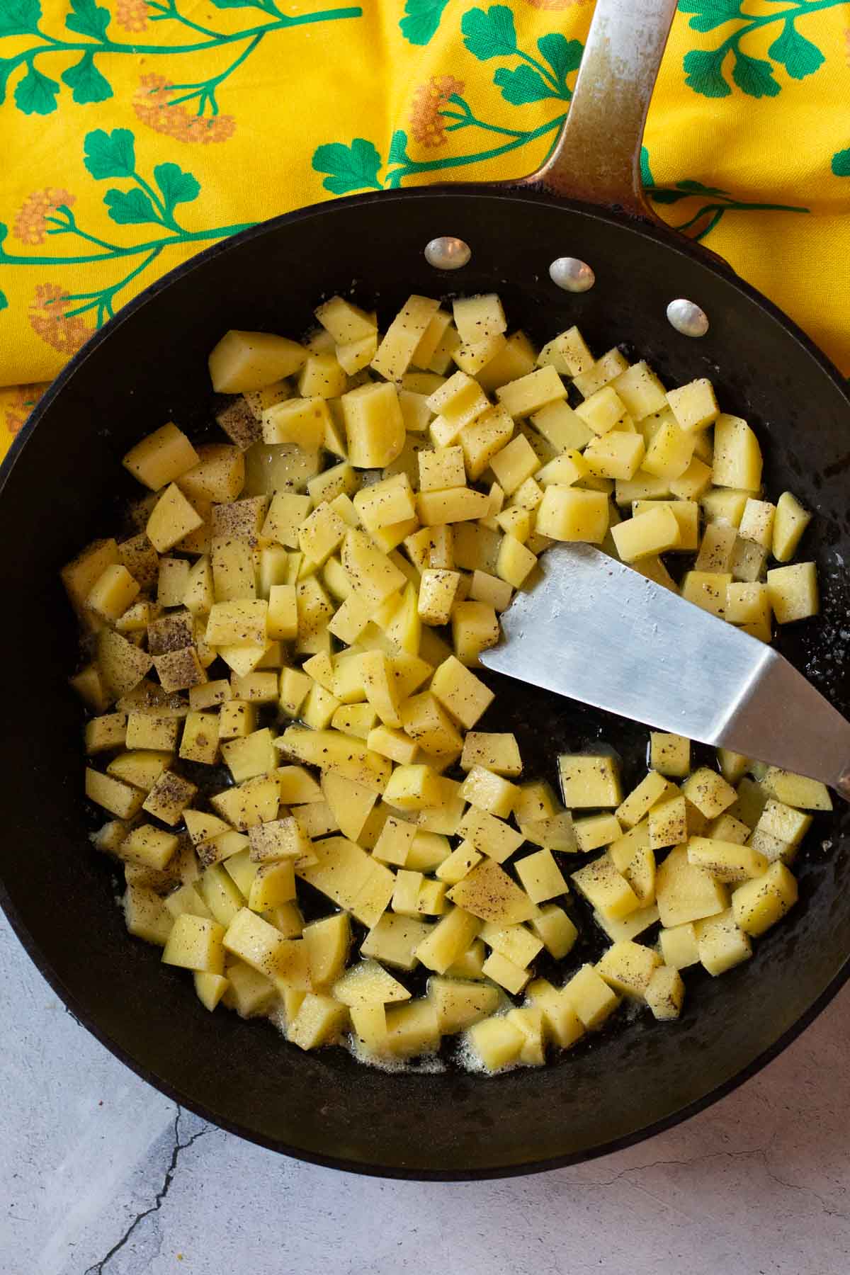 How to fry potatoes to make country potatoes.