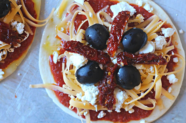 Tortilla pizza appetizer recipe with sundried tomatoes and black olives