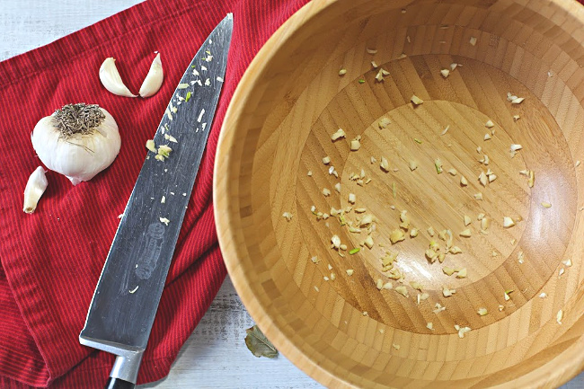 How to put garlic in a salad bowl to make a tossed salad