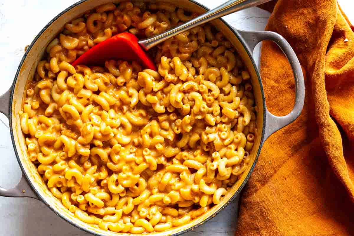 Step 3 to make Mexican macaroni and cheese, stirring all ingredients.