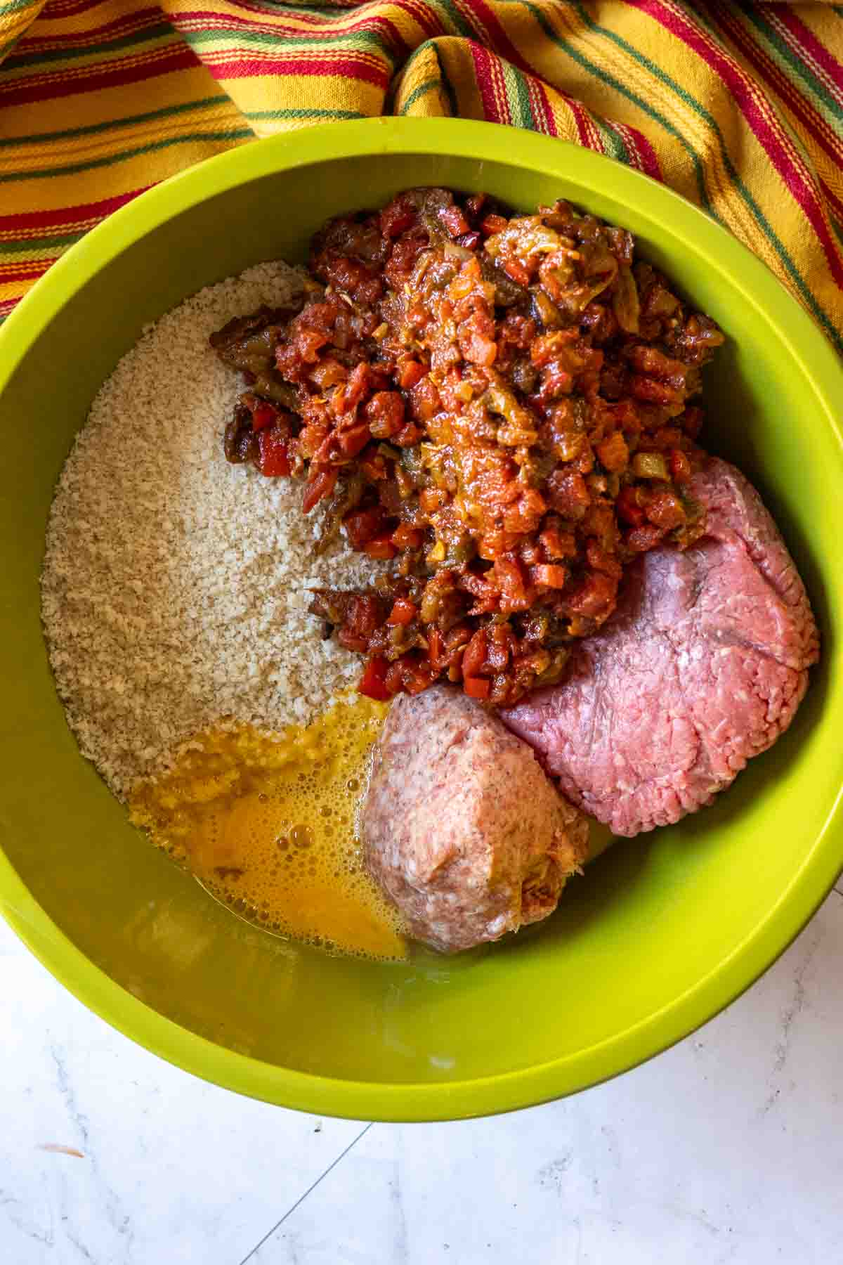 How to make spicy meatloaf, step 1.