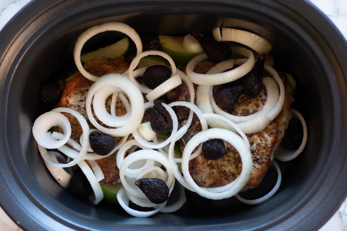 adding figs over onions apples and pork chops for braised pork chops