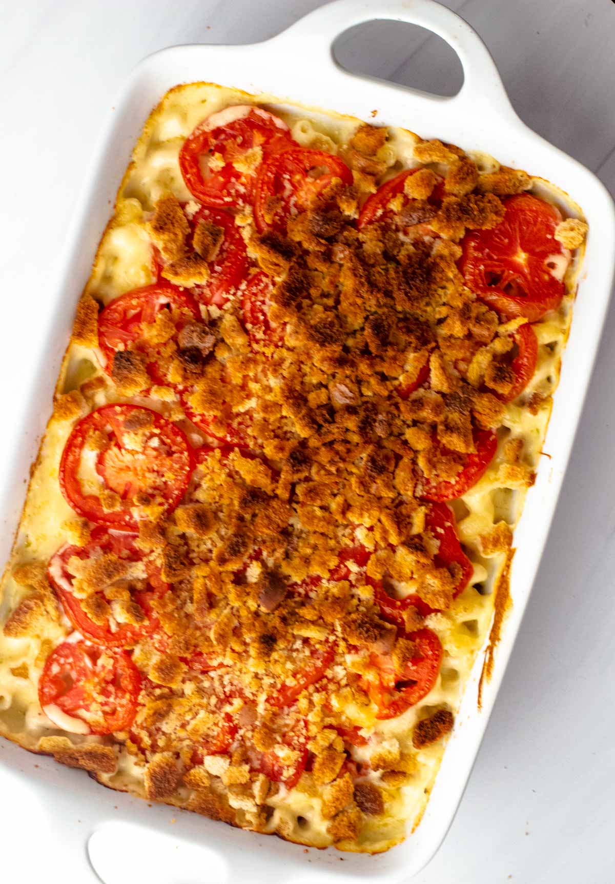 Baked macaroni and cheese with tomatoes