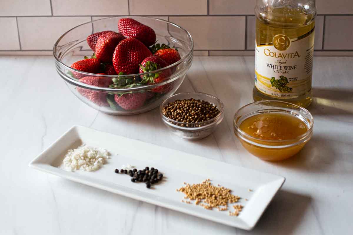 Ingredients needed to make pickled strawberries