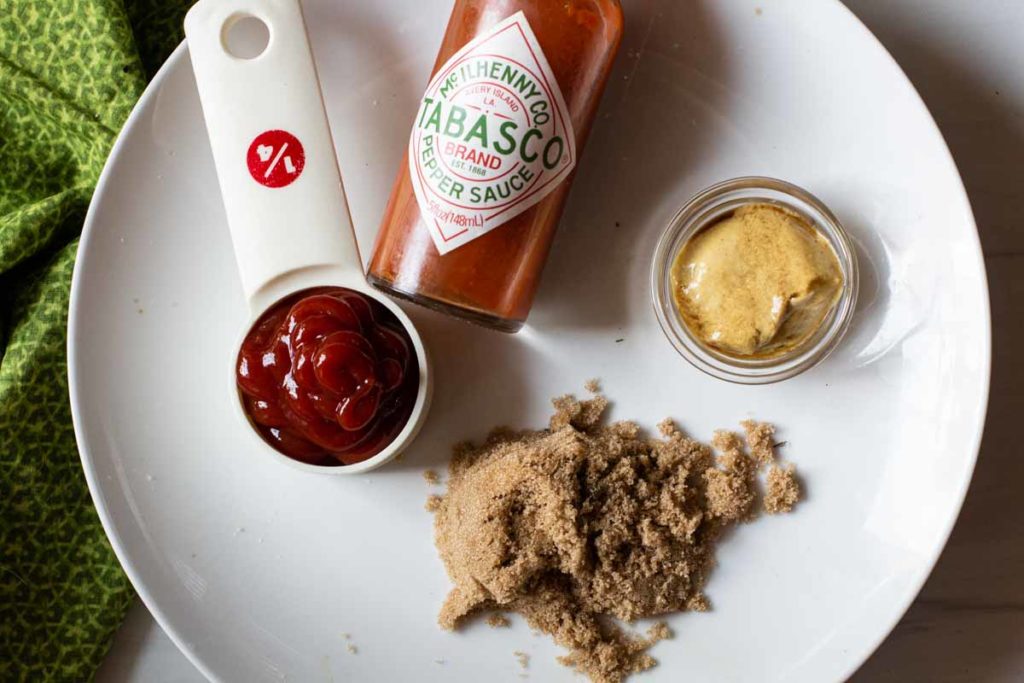 Ingredients to make meatloaf glaze