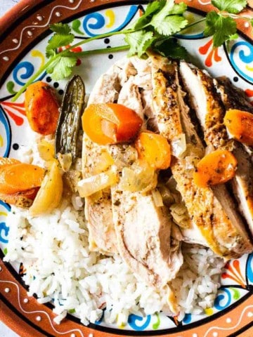 Pollo en escabeche served over white rice.