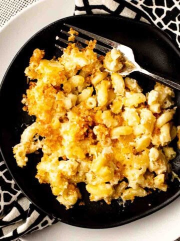 A plate of macaroni and cheese made with bachamel sauce.