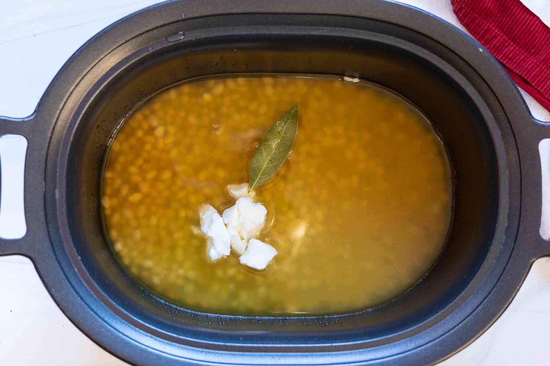 Cooking mayocoba beans in the crock pot.