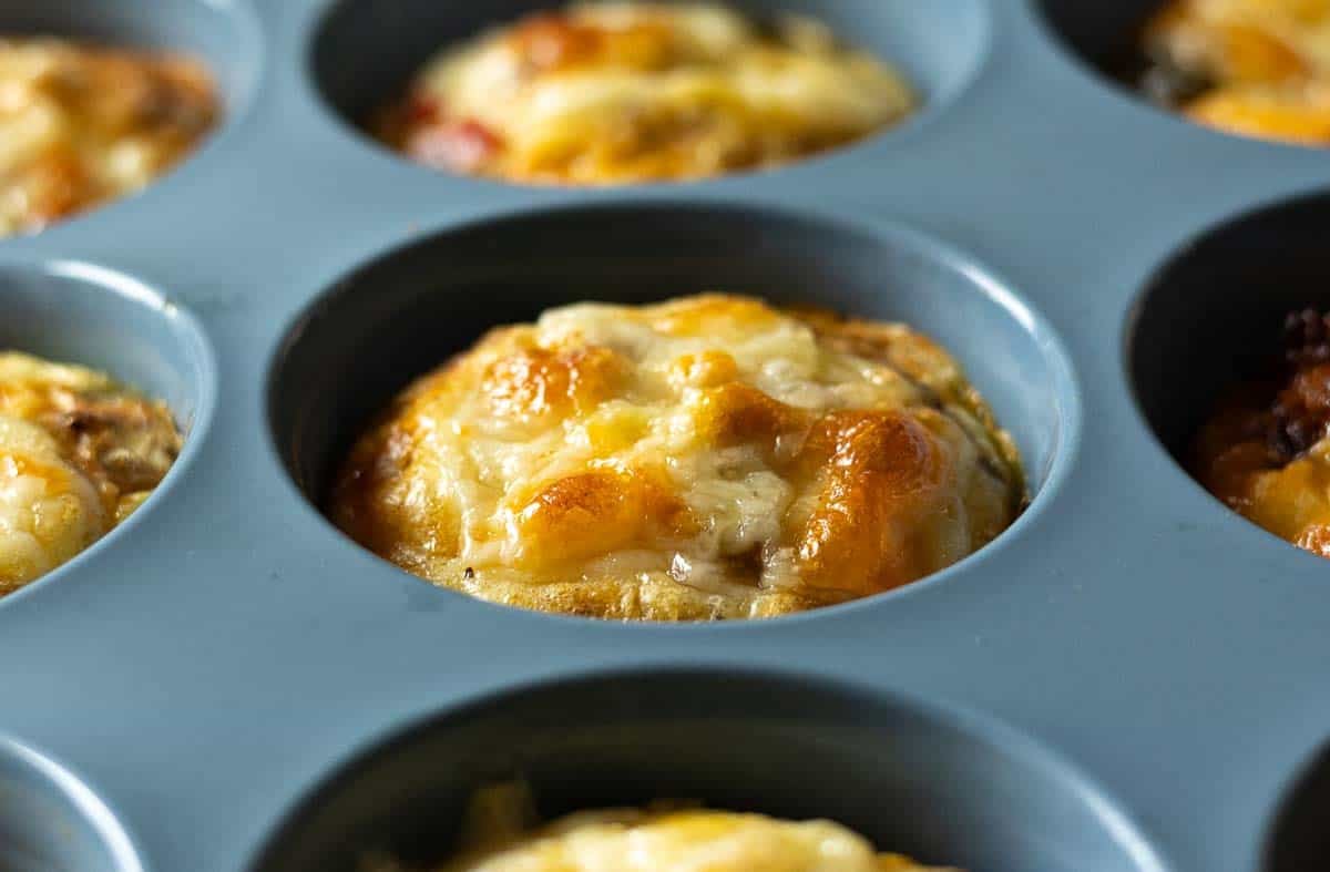 A picture of how to tell if cottage cheese eggs bites are done.